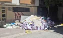 Kaldırıma bırakılan inşaat artıkları tepki çekti