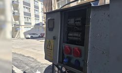 Eskişehir'de açık elektrik panosu vatandaşları endişelendiriyor