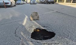 Eskişehir’de asfalt yol çöktü: Sürücüler tehlike atlattı