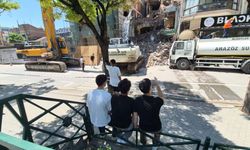Eskişehir'de kent merkezindeki yıkım çalışması gençlerin ilgisini çekti