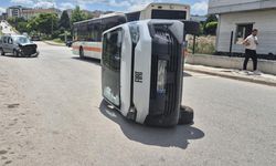 Eskişehir'de PTT aracı kaza yaptı: 2 kişi yaralı