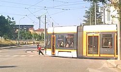 Patenli çocukların tehlikeli tramvay yolculuğu