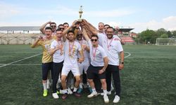 Sütlücespor şampiyonluk kupasını kaldırdı