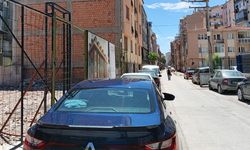 Kaldırımlar araç işgali altında