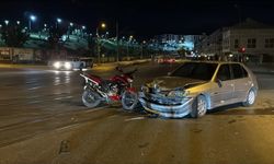 Eskişehir'de otomobil ve motosiklet kavşakta kafa kafaya çarpıştı: 2 yaralı