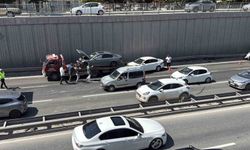 Eskişehir'de Çevre Yolu'nda 3 araç birbirine girdi, trafik kilitlendi