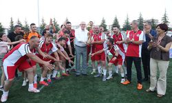 Dostluk kazandı, kupayı Başkan Kazım Kurt verdi