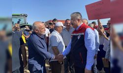 Eskişehir Valisi tarlada hem hasat yaptı hem uyardı