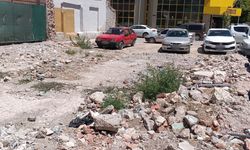 Eskişehir’de binalar yıkılıyor, boş araziler çöplük oluyor