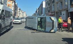 Eskişehir'de çarpışmanın şiddetiyle araç yan yattı