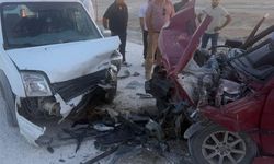 Eskişehir'de iki araç çarpıştı: 1'i ağır 3 yaralı