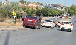Eskişehir’de otomobil refüje çıktı, yola dökülen yağ trafiği tehlikeye düşürdü