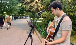 Eskişehir'de sokaklar genç müzisyenin sahnesi oldu