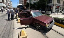 Eskişehir'de otomobil tramvay durağına daldı