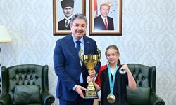 Eskişehir'in gururu Asel Özdalgın, Vali Yılmaz'ı ziyaret etti