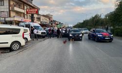 İki otomobil çarpıştı, 4 kişi yaralandı: Motosikletli çift kazadan kıl payı kurtuldu