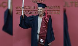 Anadolu Üniversitesi'nin 76 yaşındaki öğrencisinden ilham veren başarı