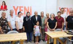 Belçika’dan Eskişehir’e geldi: Utku Çakırözer kendi rozetini gurbetçi üyeye taktı