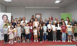Eskişehir’de Ayşe Ünlüce'den çocukların yüzünü güldüren eğitim desteği
