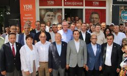Eskişehir'de belediye başkanları YENİ Parti rozetini taktı