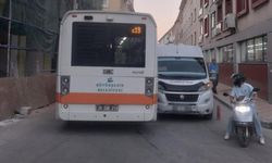 Eskişehir’de hatalı park trafiği kilitledi