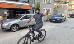 Eskişehir’de kafasında 40 kiloluk karpuz, üstelik bisiklet üstünde!