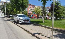 Eskişehir’de kaldırıma park edilen araç yayaların geçişini engelledi