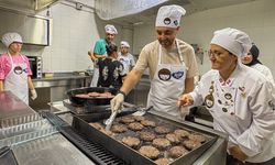 Eskişehir’de özel gereksinimli bireylerden keyifli burger atölyesi