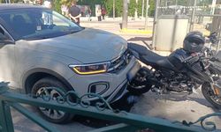 Eskişehir’de yayalara yol verdi, otomobil çarptı!