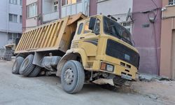 Eskişehir’de yol çöktü: Belediyenin kamyonu çukura düştü