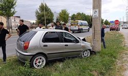 Kontrolden çıkan otomobil beton direğe çarptı: 1 yaralı
