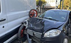 Otomobille çarpışan motosiklet iki araç arasında sıkıştı: 1 yaralı