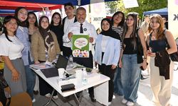 Anadolu Üniversitesi'nde 'Öğrenci Kulüpleri Stant Şenliği': Rektör Adıgüzel, öğrencilerle buluştu