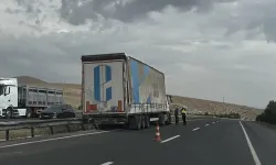 Eskişehir yolunda tır bariyerlere savruldu