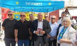Eskişehir’de İYİ Parti Odunpazarı’ndan 2 Eylül’e özel bayrak dağıtımı
