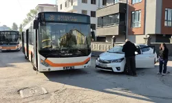 Eskişehir'de belediye otobüsü ile otomobil çarpıştı, 2 öğrenci yaralandı