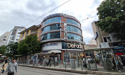 Eskişehir’de giyim mağazasının çatısında yangın paniği
