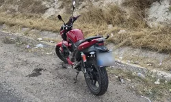 Eskişehir’de korkutan motosiklet kazası! Teker kilitlendi, sürücü yaralandı