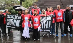 Eskişehir’de öğretmenler önlüklerini yere atarak şiddeti protesto etti