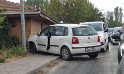 Eskişehir’de otomobil kontrolden çıktı! Eve çarparak durabildi