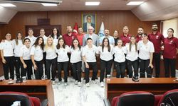 Eskişehir’de “Şehrin Kızları” Başkan Kurt’a teşekkür etti: Hentbol takımından ziyaret