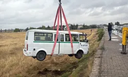 Eskişehir'de şiddetli çarpışma minibüsü tarlaya savurdu