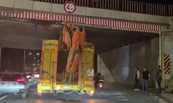 Eskişehir’de tır üst geçide sıkıştı: Sürücünün bulduğu çözüm şaşırttı