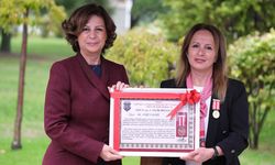 Gaziler ve şehit yakınlarından Ayşe Ünlüce’ye Onursal Üyelik Nişanesi