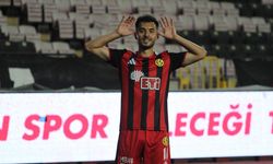 Mert Başer yine sahnede!