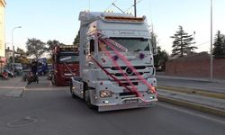 Yeğenine düğün sürprizi hazırladı: Eskişehir'de 7 tırlık konvoy şaşırttı