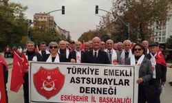 Emekli astsubaylar 29 Ekim geçit töreninde yürüdü