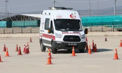 Eskişehir'de ambulans sürücülerine zorlu parkurlarda güvenli sürüş eğitimi