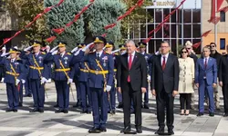 Eskişehir’de Cumhuriyet Bayramı heyecanı çelenk sunma töreniyle başladı