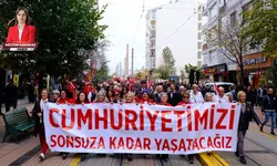Eskişehir’de Cumhuriyet coşkusu: Binlerce kişi Vilayet Meydanı'na yürüdü